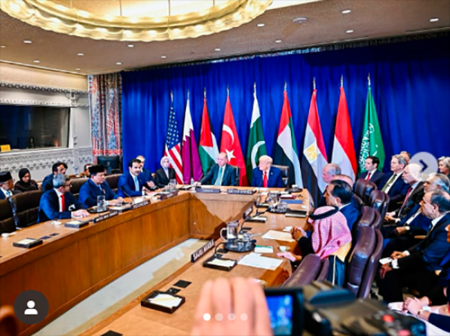 Presiden Prabowo menghadiri Pertemuan Multilateral mengenai Timur Tengah atas undangan Presiden Amerika Serikat, Donald Trump. Forum ini dihadiri oleh sejumlah pemimpin negara yang memiliki peran penting dalam proses perdamaian di kawasan, antara lain Qatar, Republik Turkiye, Republik Islam Pakistan, Republik Arab Mesir, Persatuan Emirat Arab, dan Kerajaan Arab Saudi/Foto: Instagram Prabowo
